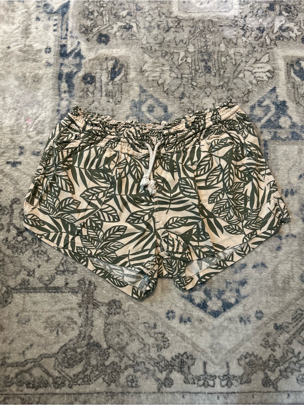 Cali 1850 Women’s Leaf-Print Drawstring Shorts - Olive/Beige
